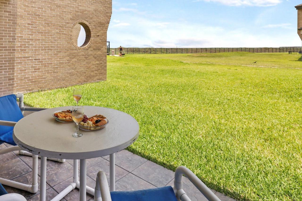 Ground Floor Beachfront Beauty! Steps To The Beach And Pool South Padre Island Exterior foto